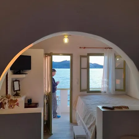 Milos By The - Sea Seafront House Ferienhaus